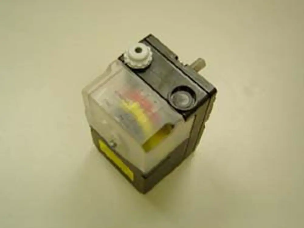 Schwarzer Stellmotor mit transparentem Gehäuse und zwei Anschlussbuchsen von Remeha, Platzierung für Installation in Heizungsanlagen.